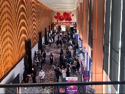 تصویری که زیرمجموعه ای از شرکت کنندگان و غرفه داران در کنفرانس و نمایشگاه جهانی Bio-IT امسال را نشان می دهد.