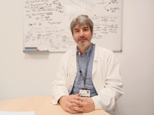 Researchers from the Research Area on Neurological Diseases, Neuroscience, and Mental Health at the Sant Pau Research Institute, led by Dr. Juan Fortea, Director of the Memory Unit of the Neurology Service at the same hospital, have found that over 95% of individuals over 65 years old who have two copies of the APOE4 gene -APOE4 homozygotes- show biological characteristics of Alzheimer's pathology in the brain or biomarkers of this disease in cerebrospinal fluid and PET scans. [Karla Islas Pieck - Institut de Recerca Sant Pau]