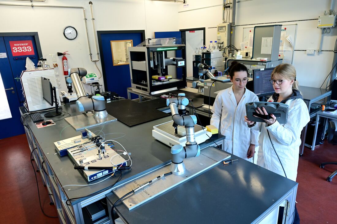 AI Wizard Adapts Processes in a Self-Driving Lab