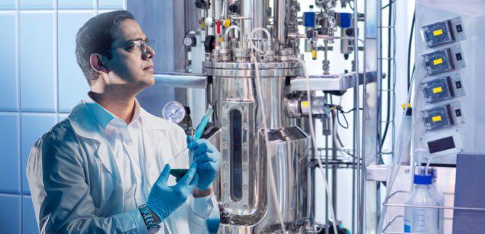 Getty-2152076964 scientist and bioreactor