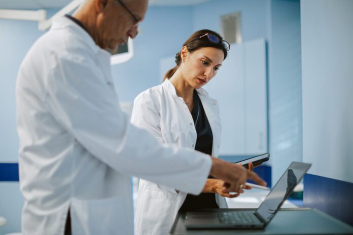Getty-2250769923 doctors looking at drug analysis with ai