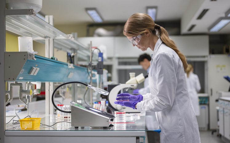 Getty-2254461523 female scientist