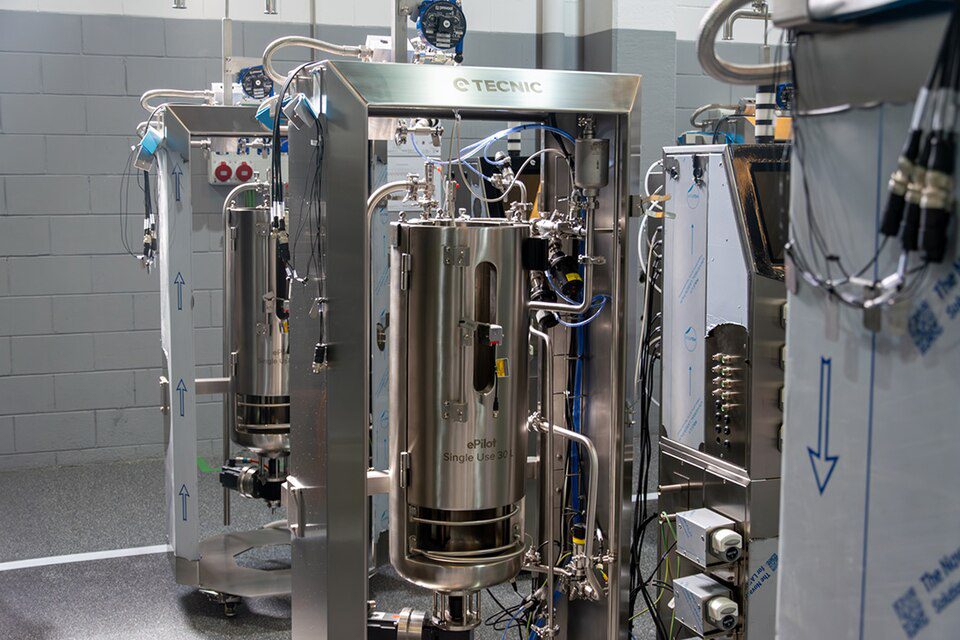 Single-use bioreactor system undergoing factory acceptance testing. [CC1998USA/Wiki Commons]