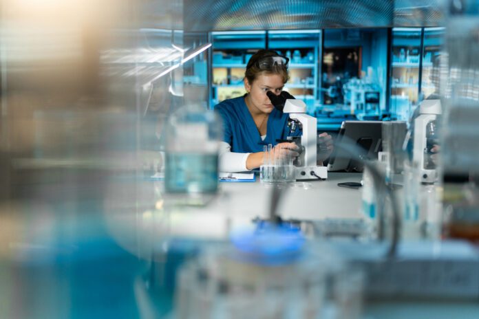 Getty-2224678549 female tech in lab