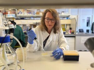 Senior author Professor Jennifer Rohn (UCL Division of Medicine) pipetting in her laboratory. [Jennifer Rohn.]